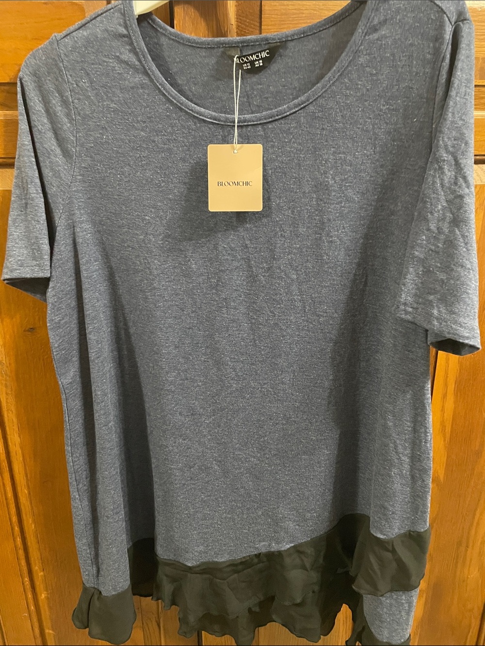 BloomChic Heather Gray/Blue Short Sleeve Black Ruffle-Hem Top, NWT Sz. 12 nice